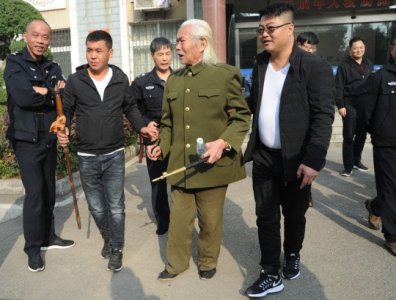 ​2018年，携35万仗剑走天涯老人去世，多方打起钱的主意，后来怎样