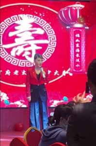 ​37岁乌兰图雅现身，法令纹深老态毕现，网友：这是50岁吧？