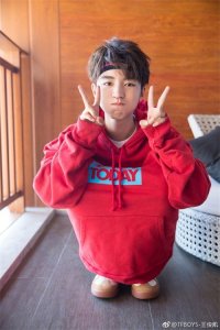 ​王俊凯晒剪刀手童年对比照 藏大长腿煞费苦心！