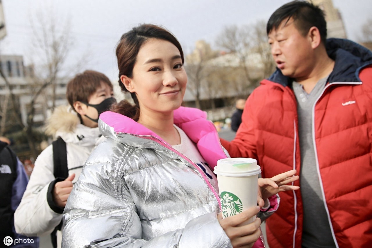 杨幂同学张小斐喜剧走红，拜师于冯巩门下，敢于素颜真是太瘦了吧