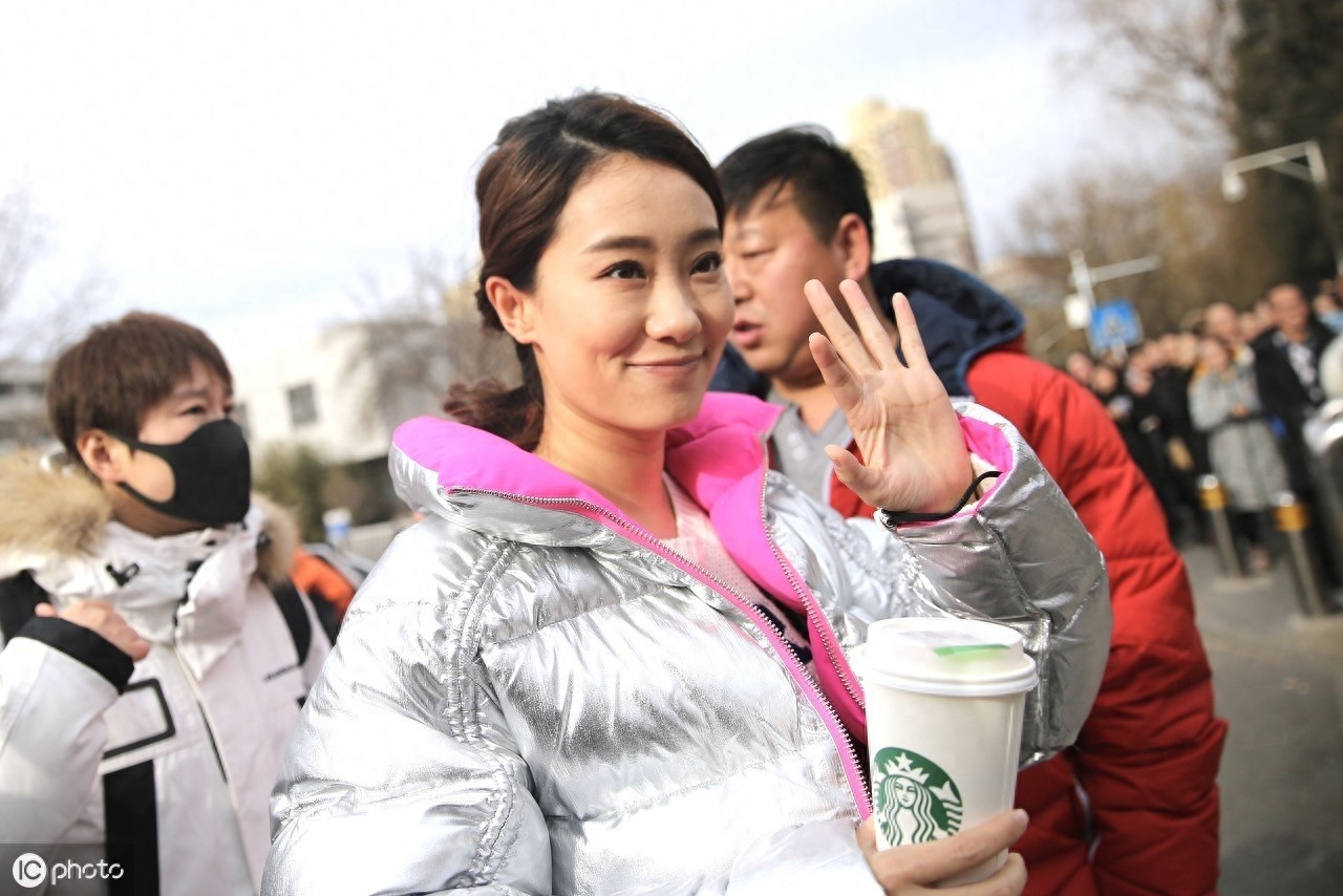 杨幂同学张小斐喜剧走红，拜师于冯巩门下，敢于素颜真是太瘦了吧