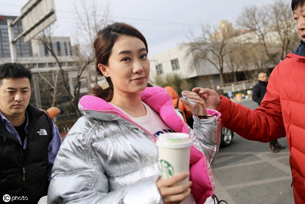 杨幂同学张小斐喜剧走红，拜师于冯巩门下，敢于素颜真是太瘦了吧