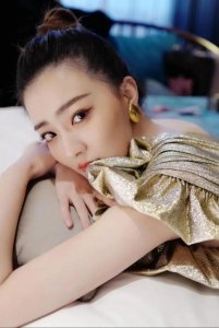 ​背景强大 徐璐