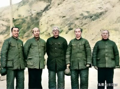 ​朱德和几位革命老人的合影：个个穿着寒酸，却个个从容自信
