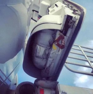 ​紧急滑梯惊魂，东航郑姓空姐事件：航空安全与人文关怀的双重考验