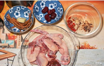 ​天麻炖乳鸽：一鸽胜九鸡，孕妇养胎之选！