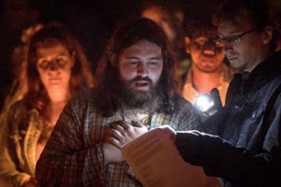 ​家暴阴影下的坚韧之花：小谢的抗争之路