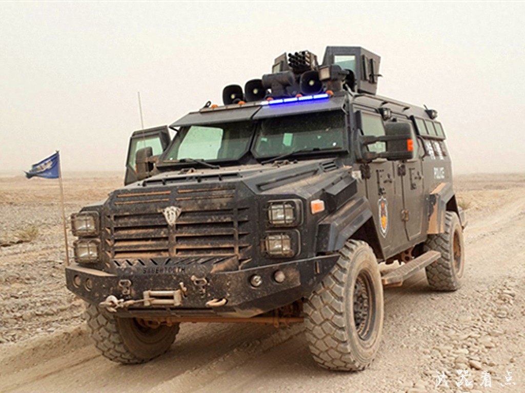 军事丨国产“剑齿虎”装甲防暴车，能防御AK-74步枪的攻击