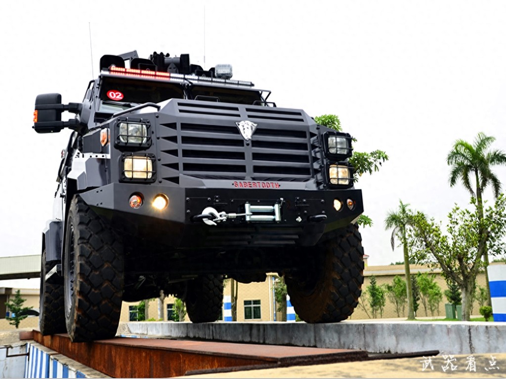 军事丨国产“剑齿虎”装甲防暴车，能防御AK-74步枪的攻击