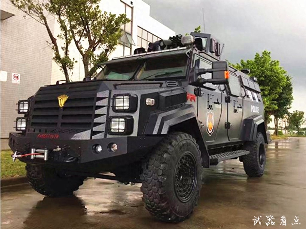 军事丨国产“剑齿虎”装甲防暴车，能防御AK-74步枪的攻击
