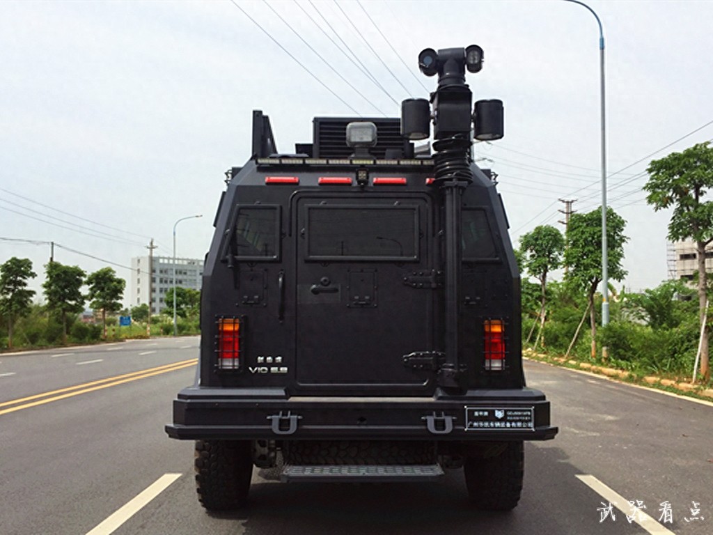 军事丨国产“剑齿虎”装甲防暴车，能防御AK-74步枪的攻击