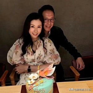 ​许晋亨宠妻无度！李嘉欣54岁生日坐其腿上秀恩爱甜蜜画面引爆全网