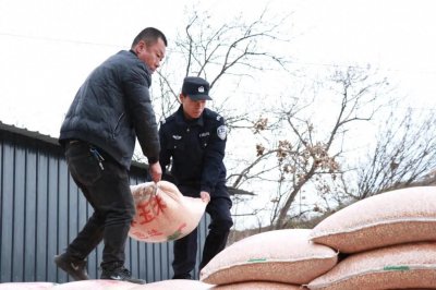 ​陇南市徽县公安：走村入户爬山进田，民警走进春耕点