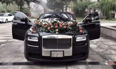 ​拉风！八十多万的路虎婚车挂满棒棒糖，网友：新娘绝对是大吃货