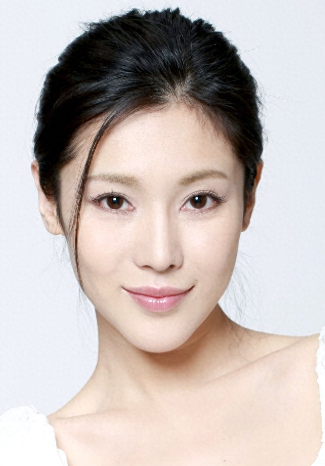 王一淼拥有邻家姐姐的气质，性感中透着成熟，温婉中还有点小调皮