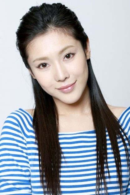 王一淼拥有邻家姐姐的气质，性感中透着成熟，温婉中还有点小调皮