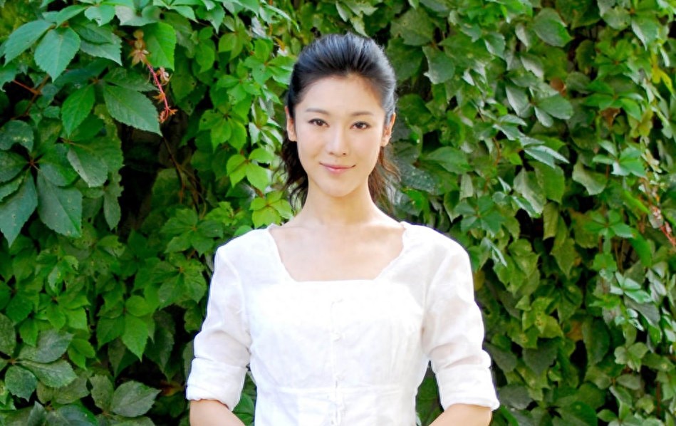 王一淼拥有邻家姐姐的气质，性感中透着成熟，温婉中还有点小调皮