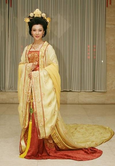 王一淼拥有邻家姐姐的气质，性感中透着成熟，温婉中还有点小调皮