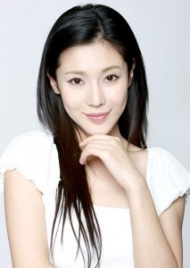 ​王一淼拥有邻家姐姐的气质，性感中透着成熟，温婉中还有点小调皮