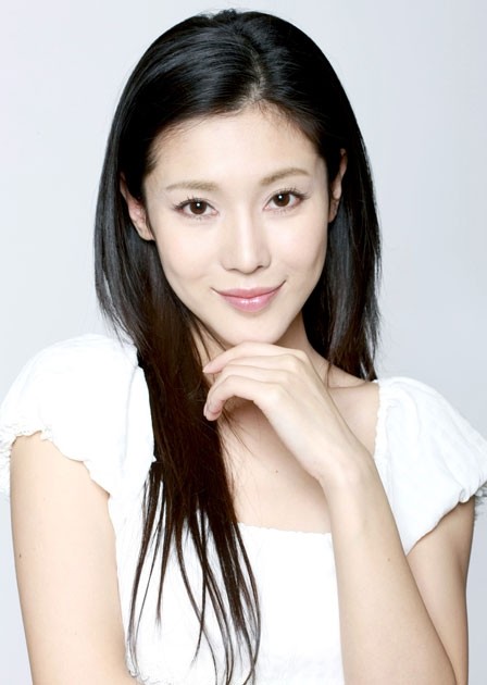 王一淼拥有邻家姐姐的气质，性感中透着成熟，温婉中还有点小调皮