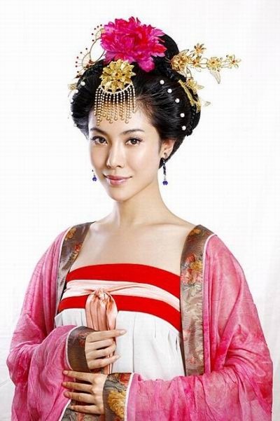 王一淼拥有邻家姐姐的气质，性感中透着成熟，温婉中还有点小调皮