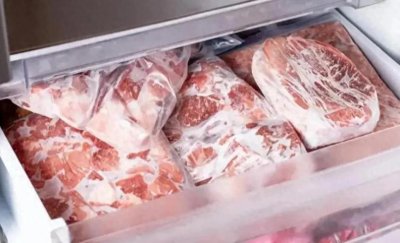 ​解冻肉，用清水泡是不对的，老厨师教你2招，10分钟解冻还新鲜