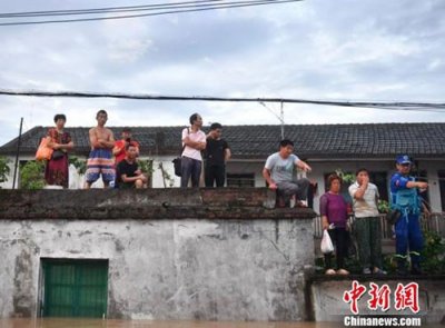 ​浙江临海爆发特大洪水：马路“航道”成救援“生命线”