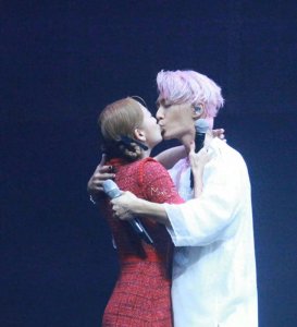 ​炎亚纶鬼鬼当众接吻两次！网友：他们在定义一种很新的纯友谊