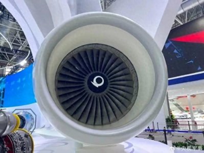 ​超大展品来了！国产大型运输机发动机首次亮相，大国重器新高度