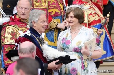 ​布莱尔一家六口罕见同框！180斤女儿全程光脚，长子是亿万富翁