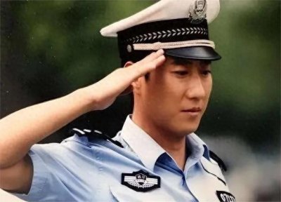 ​曾火爆全网的谭警官，因抑郁选择辞职，如今再穿“警服”让人心酸