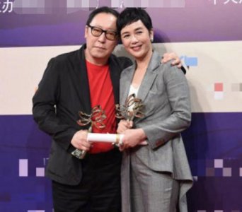 ​倪大红、蒋雯丽获奖后亲切拥抱，惺惺相惜令人羡慕，女方开怀大笑