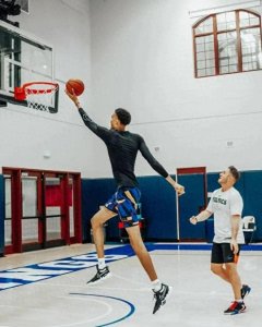 ​保罗踮脚合影文班亚马：足坛巨星的隐秘身高之谜