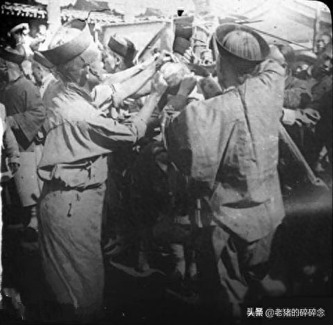 巨匪康小八被凌迟的现场照片,图七是鬼头凌迟刀