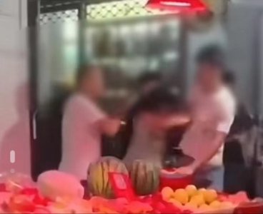 ​浙江苍南4人酒后随地小便起冲突，摊主挥刀伤人！均已到案