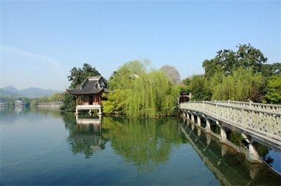 ​花港观鱼是由花、港、鱼为特色的风景点，也是西湖十景之一