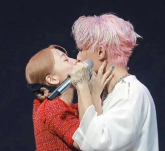 ​炎亚纶37岁生日，与鬼鬼台上拥抱亲吻，甜蜜暴击