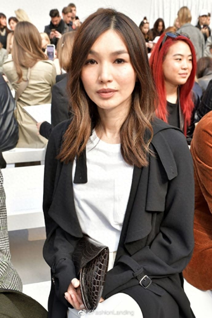 嘉玛·陈现身观秀，白衣白裤+黑大衣，干净又干练