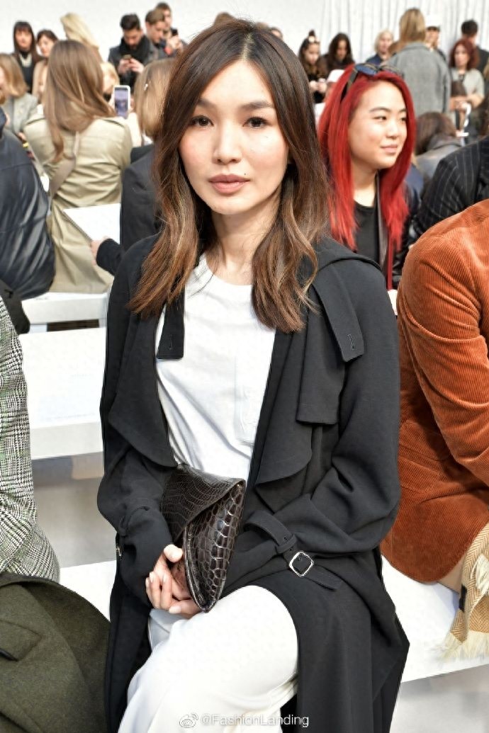 嘉玛·陈现身观秀，白衣白裤+黑大衣，干净又干练