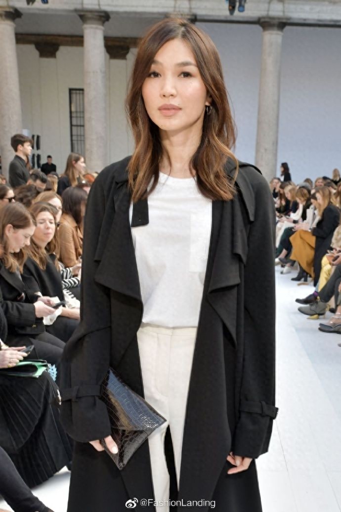 嘉玛·陈现身观秀，白衣白裤+黑大衣，干净又干练