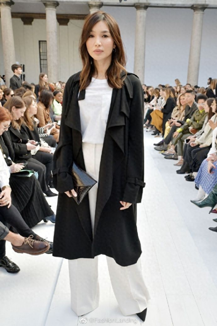 嘉玛·陈现身观秀，白衣白裤+黑大衣，干净又干练