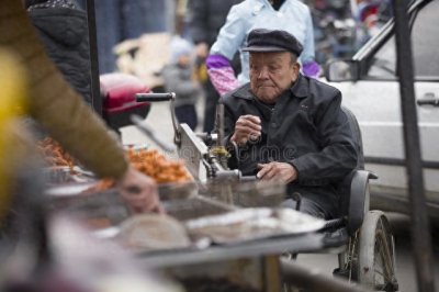 ​今年要放宽残疾人等弱势群体的低保申请条件！