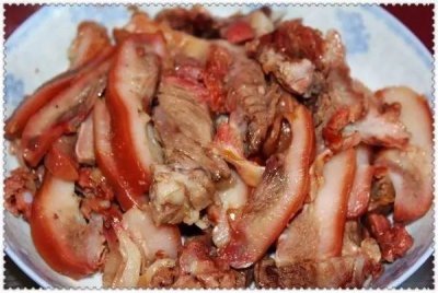 ​这样做的猪头肉不用一滴油也不卤着吃，肥而不腻，使人胃口大开
