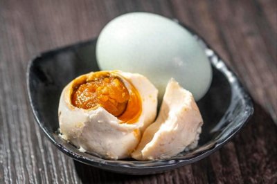 ​过年前腌咸鸭蛋，别再泡盐水了，教你1个土方法，30天流油起沙