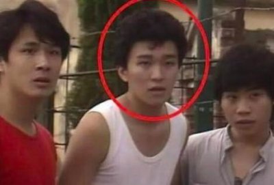 ​周星驰30年前跑龙套的12张照片，没有台词，全靠演技